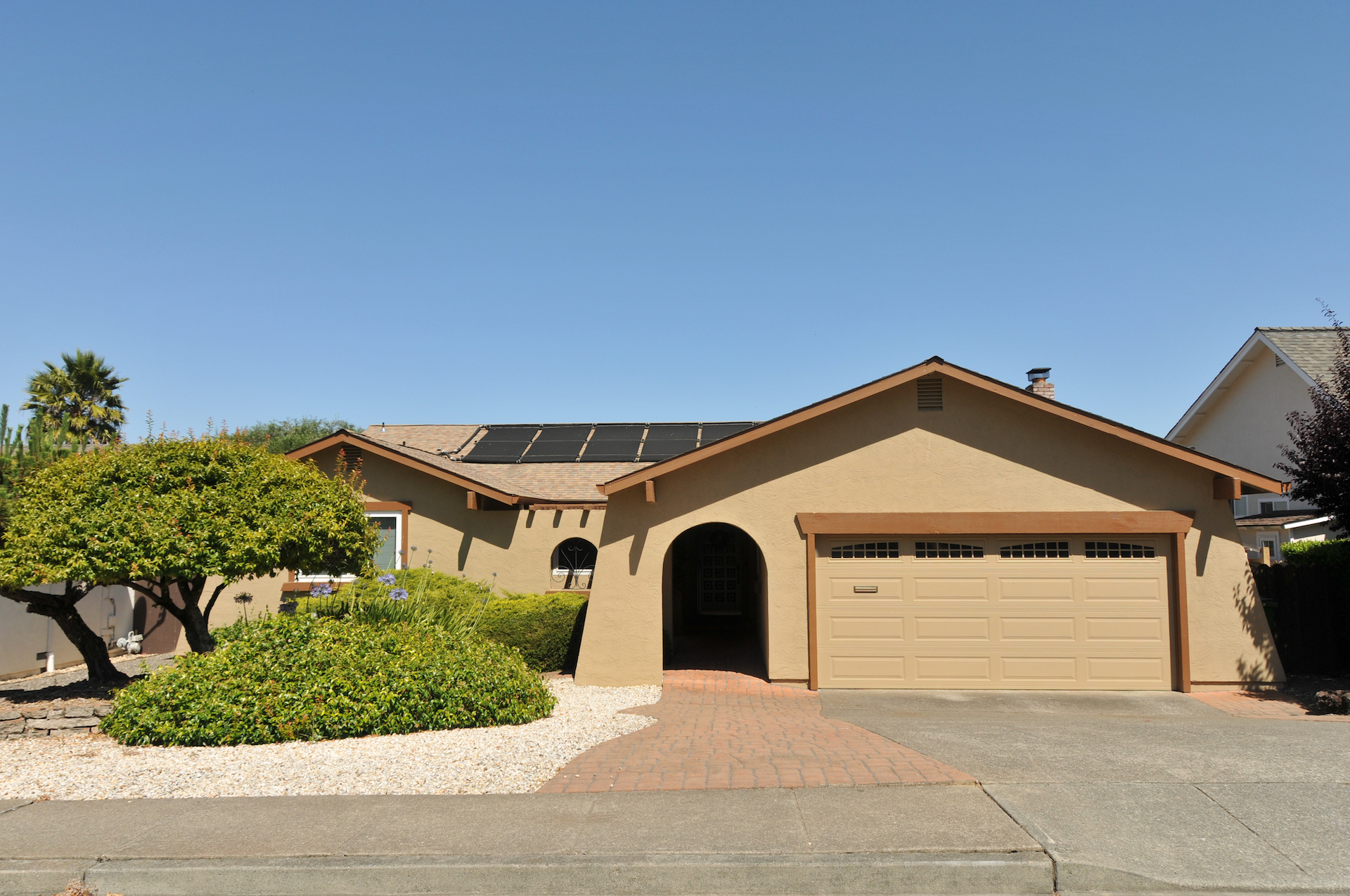 Single family home with one level and residential solar panels